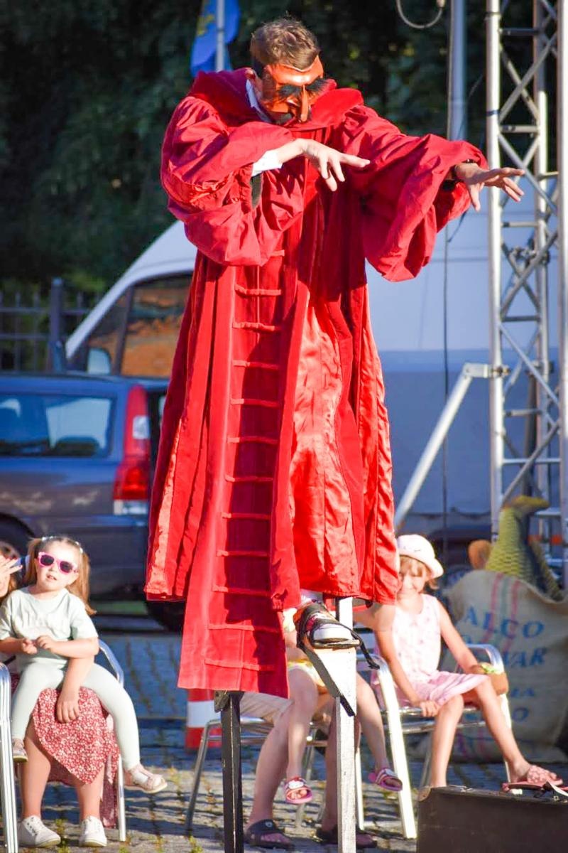 Zdjęcie w galerii na portalu naszraciborz.pl: Magia teatru na dziedzińcu Zamku Piastowskiego. Teatr Jednej Miny porwał najmłodszych widzów [WIDEO] wiadomości z regionu