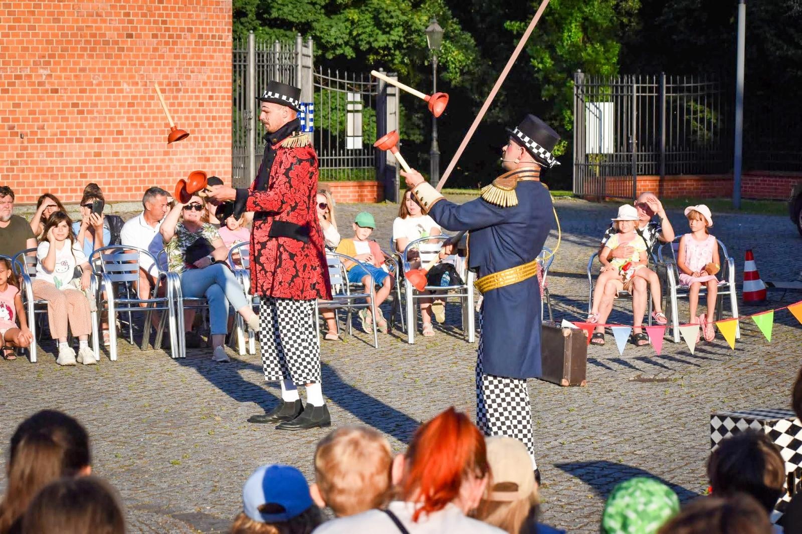 Zdjęcie w galerii na portalu naszraciborz.pl: Magia teatru na dziedzińcu Zamku Piastowskiego. Teatr Jednej Miny porwał najmłodszych widzów [WIDEO] wiadomości z regionu
