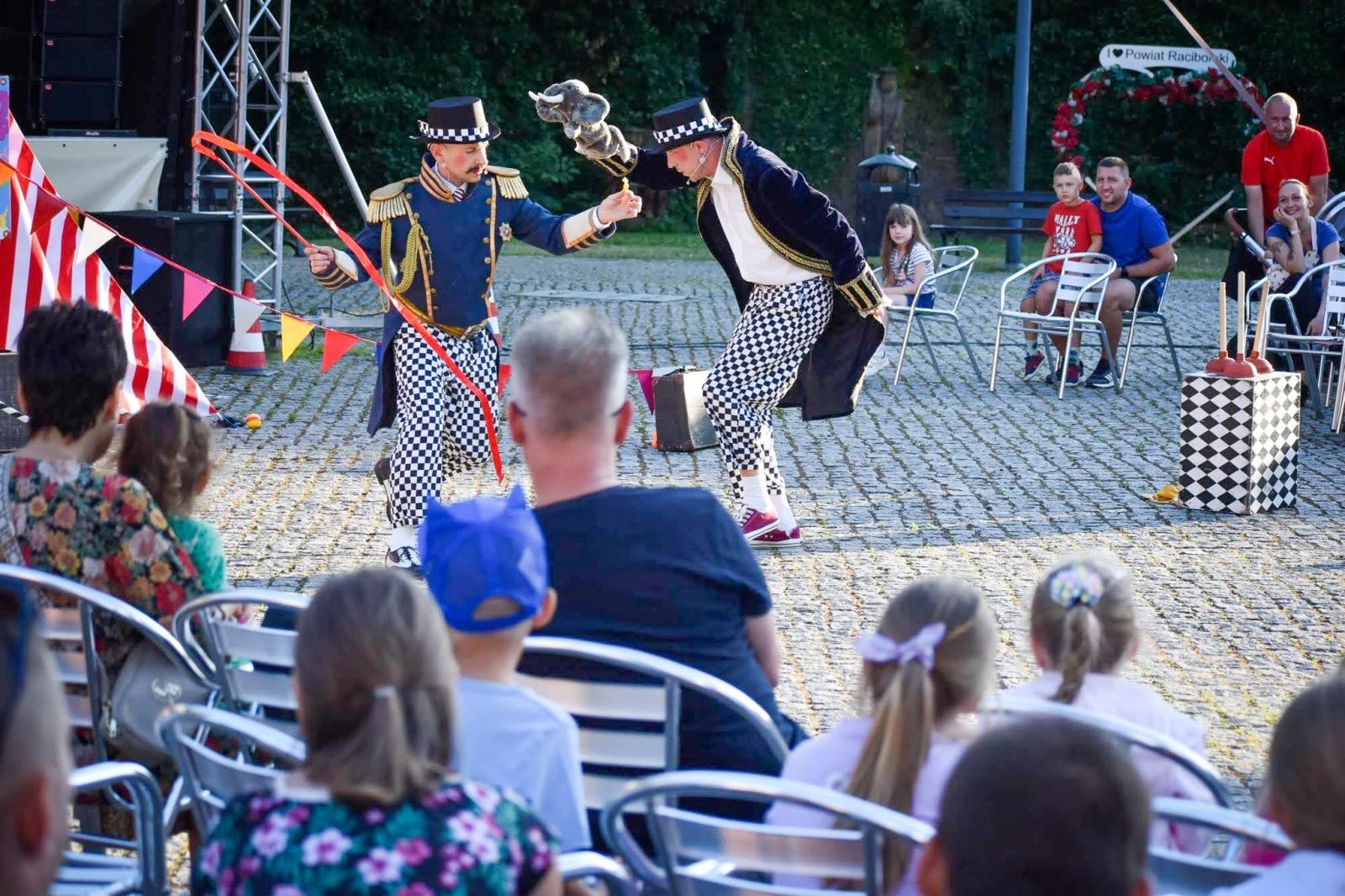 Zdjęcie w galerii na portalu naszraciborz.pl: Magia teatru na dziedzińcu Zamku Piastowskiego. Teatr Jednej Miny porwał najmłodszych widzów [WIDEO] wiadomości z regionu