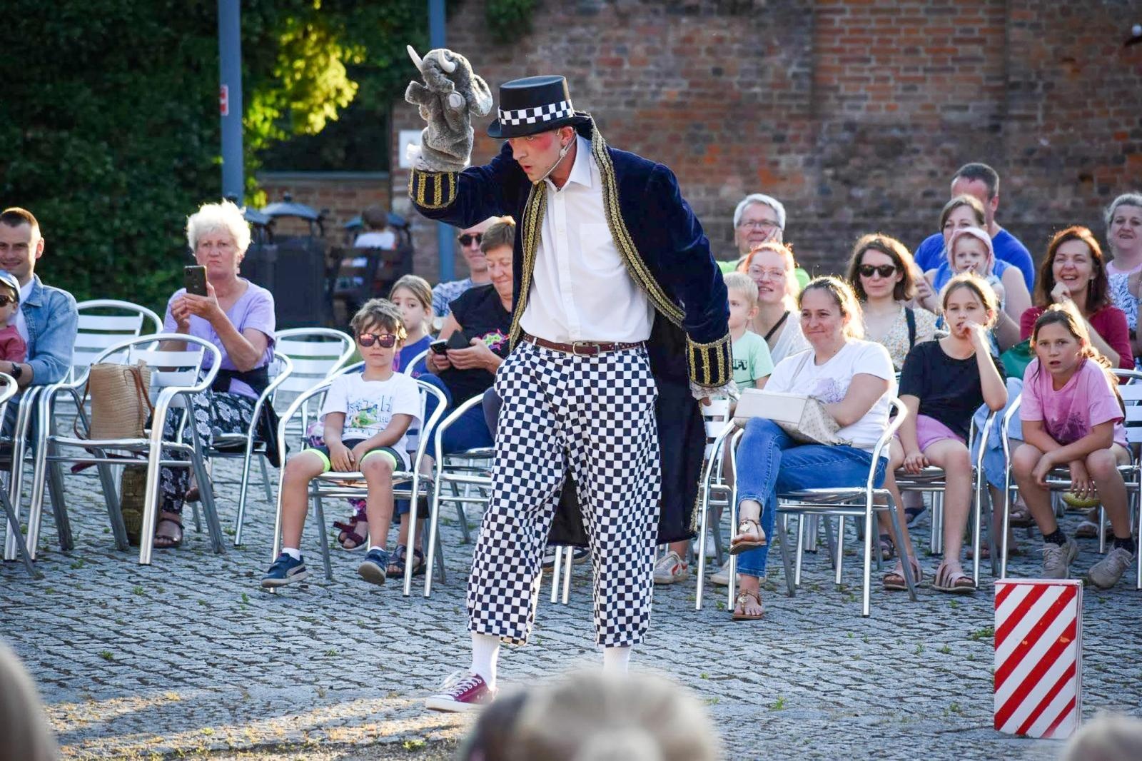 Zdjęcie w galerii na portalu naszraciborz.pl: Magia teatru na dziedzińcu Zamku Piastowskiego. Teatr Jednej Miny porwał najmłodszych widzów [WIDEO] wiadomości z regionu