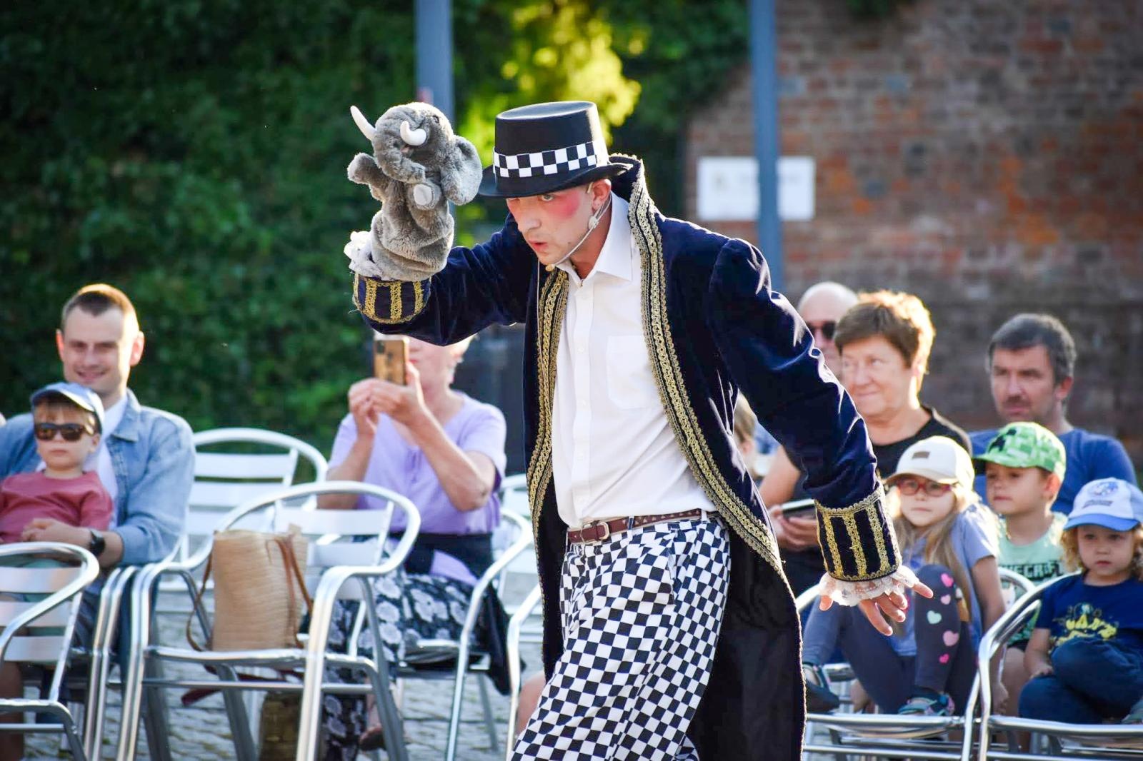 Zdjęcie w galerii na portalu naszraciborz.pl: Magia teatru na dziedzińcu Zamku Piastowskiego. Teatr Jednej Miny porwał najmłodszych widzów [WIDEO] wiadomości z regionu