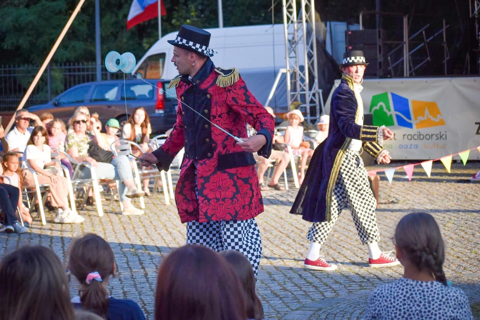 Zdjęcie w galerii na portalu naszraciborz.pl: Magia teatru na dziedzińcu Zamku Piastowskiego. Teatr Jednej Miny porwał najmłodszych widzów [WIDEO] wiadomości z regionu