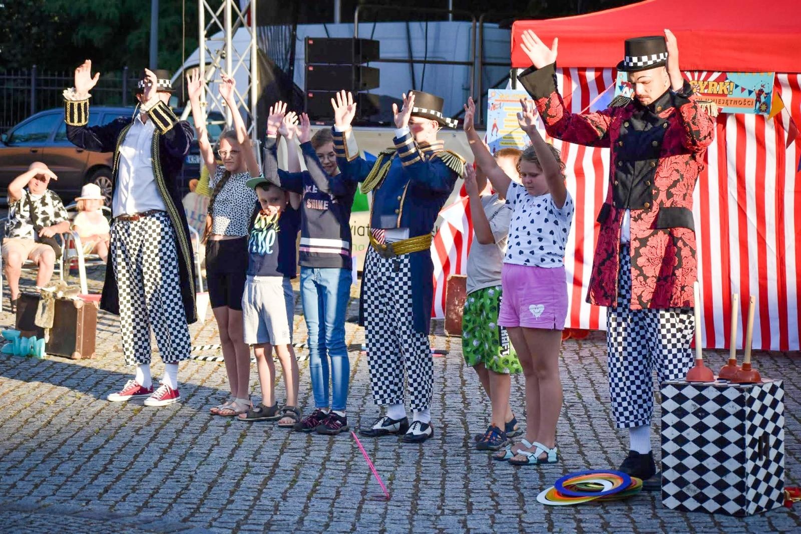 Zdjęcie w galerii na portalu naszraciborz.pl: Magia teatru na dziedzińcu Zamku Piastowskiego. Teatr Jednej Miny porwał najmłodszych widzów [WIDEO] wiadomości z regionu