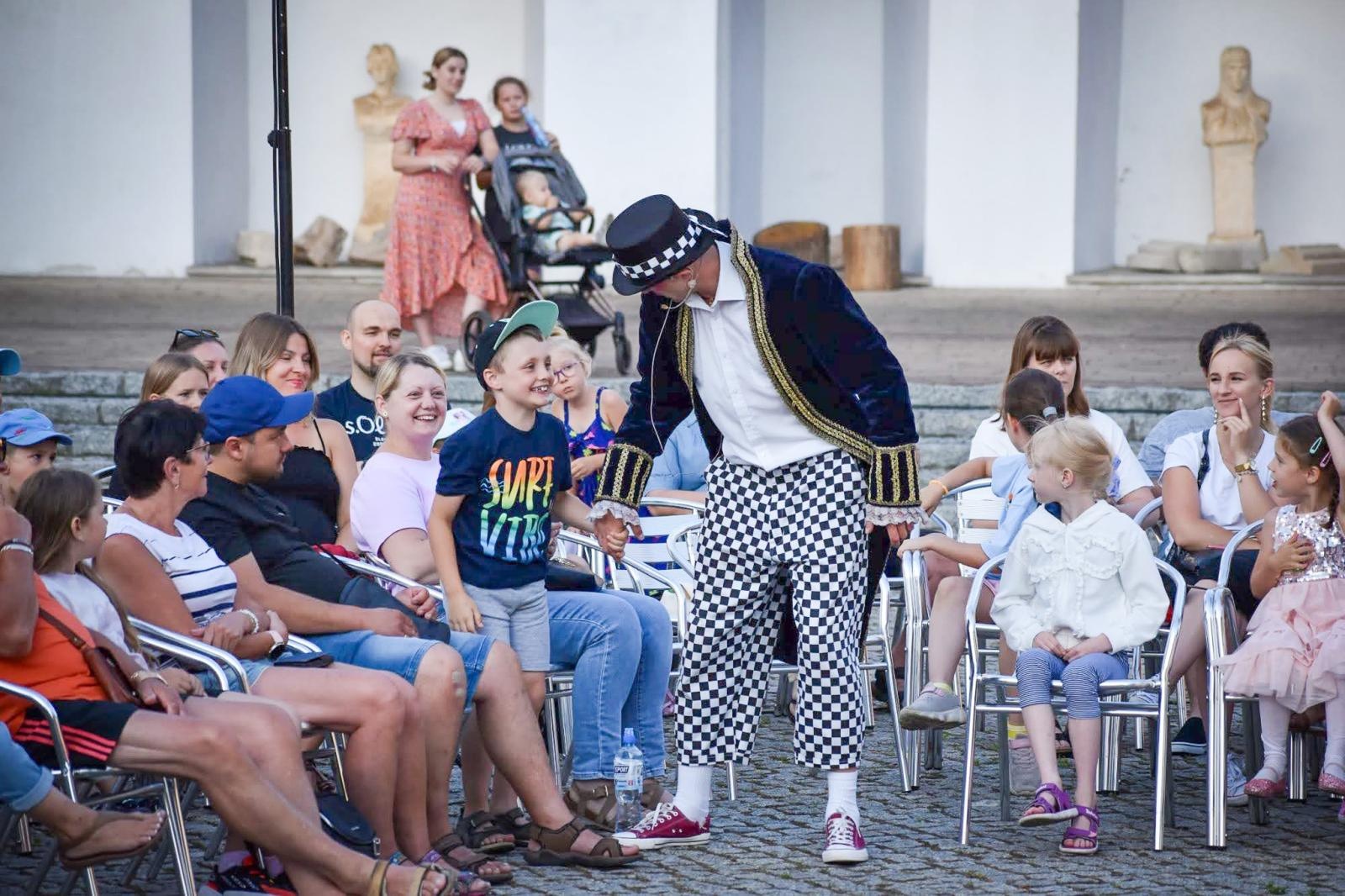 Zdjęcie w galerii na portalu naszraciborz.pl: Magia teatru na dziedzińcu Zamku Piastowskiego. Teatr Jednej Miny porwał najmłodszych widzów [WIDEO] wiadomości z regionu