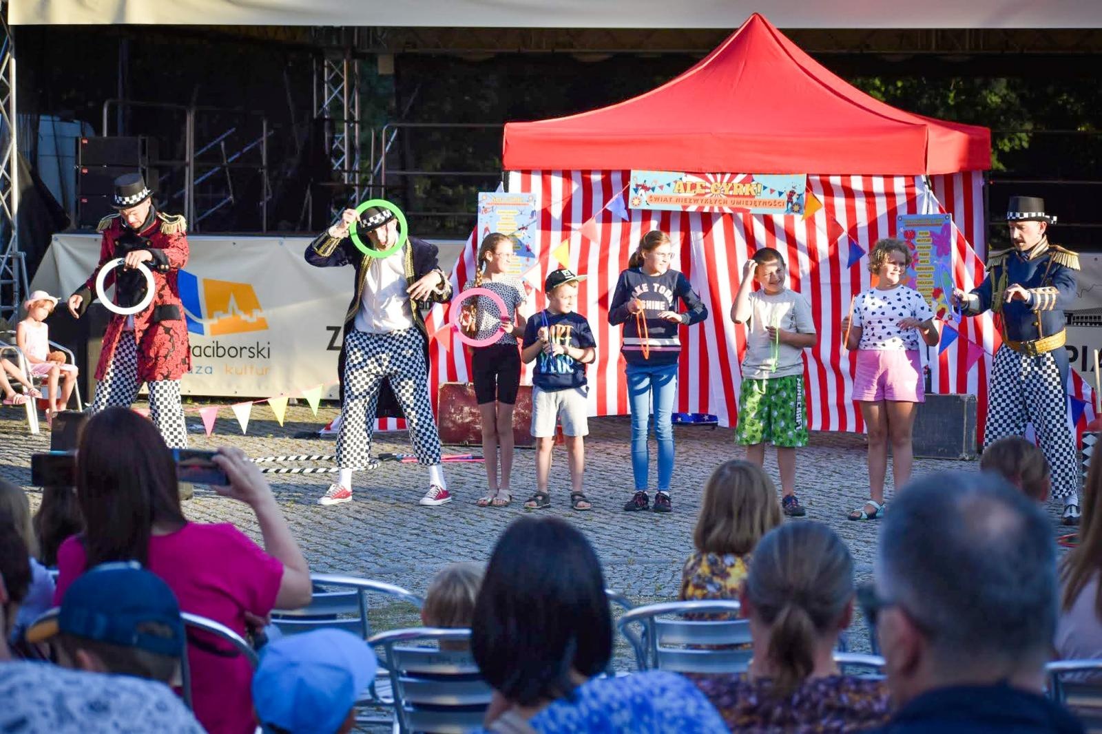Zdjęcie w galerii na portalu naszraciborz.pl: Magia teatru na dziedzińcu Zamku Piastowskiego. Teatr Jednej Miny porwał najmłodszych widzów [WIDEO] wiadomości z regionu