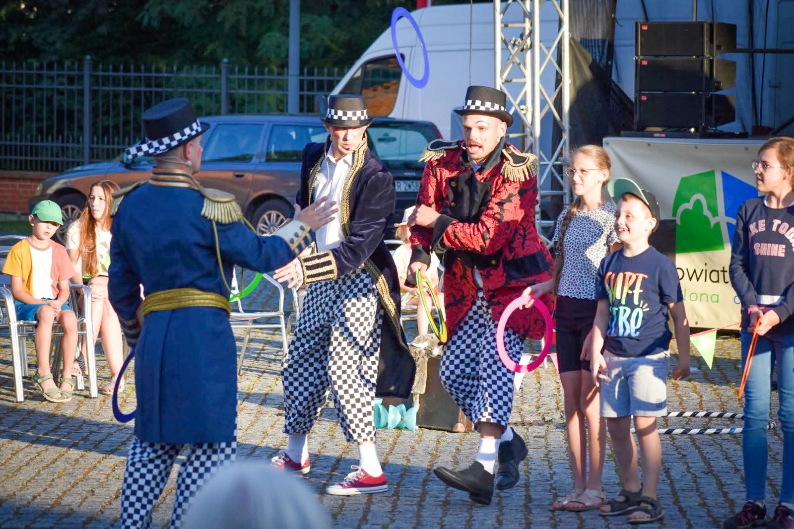 Zdjęcie w galerii na portalu naszraciborz.pl: Magia teatru na dziedzińcu Zamku Piastowskiego. Teatr Jednej Miny porwał najmłodszych widzów [WIDEO] wiadomości z regionu