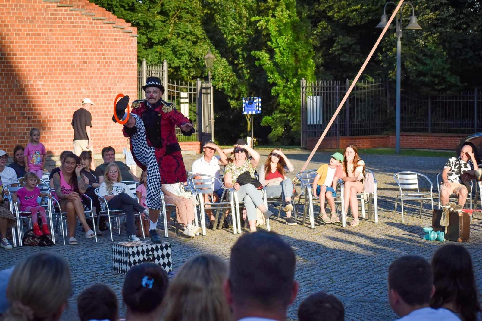 Zdjęcie w galerii na portalu naszraciborz.pl: Magia teatru na dziedzińcu Zamku Piastowskiego. Teatr Jednej Miny porwał najmłodszych widzów [WIDEO] wiadomości z regionu