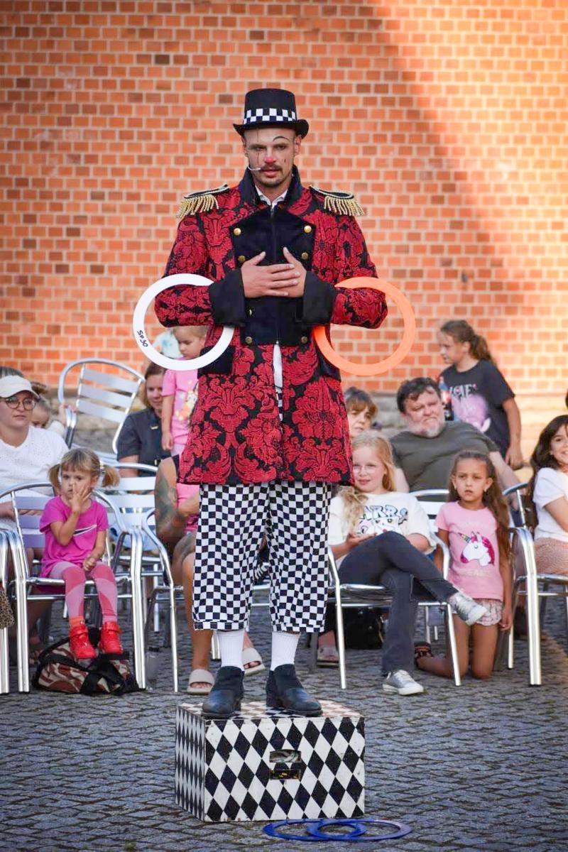 Zdjęcie w galerii na portalu naszraciborz.pl: Magia teatru na dziedzińcu Zamku Piastowskiego. Teatr Jednej Miny porwał najmłodszych widzów [WIDEO] wiadomości z regionu