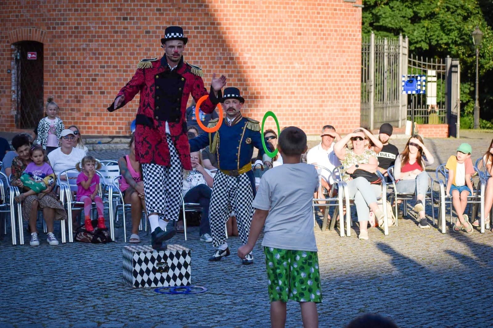 Zdjęcie w galerii na portalu naszraciborz.pl: Magia teatru na dziedzińcu Zamku Piastowskiego. Teatr Jednej Miny porwał najmłodszych widzów [WIDEO] wiadomości z regionu