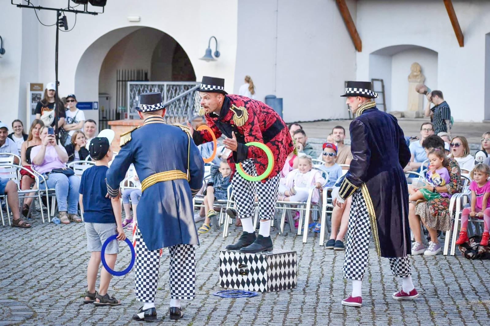 Zdjęcie w galerii na portalu naszraciborz.pl: Magia teatru na dziedzińcu Zamku Piastowskiego. Teatr Jednej Miny porwał najmłodszych widzów [WIDEO] wiadomości z regionu