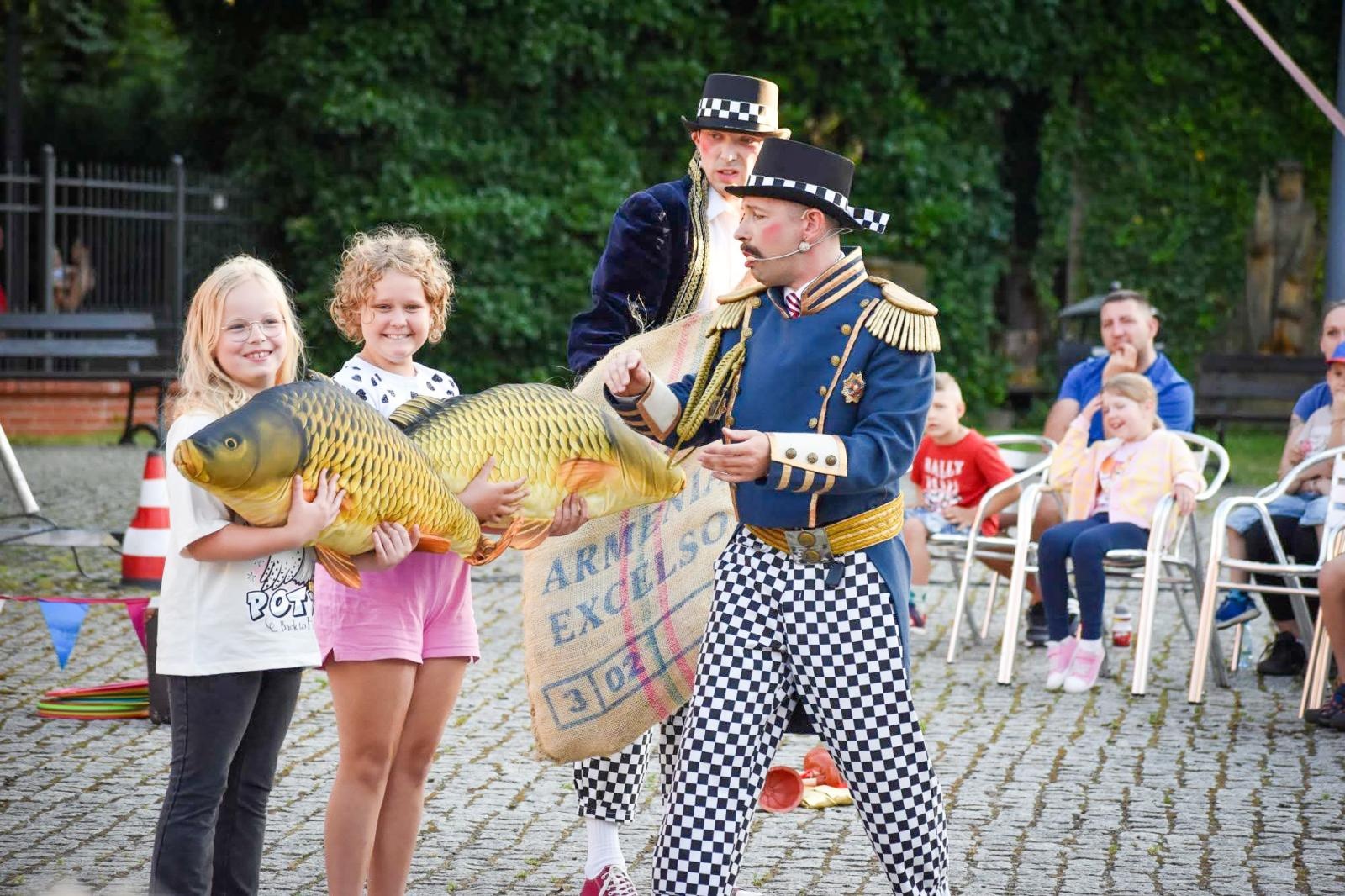 Zdjęcie w galerii na portalu naszraciborz.pl: Magia teatru na dziedzińcu Zamku Piastowskiego. Teatr Jednej Miny porwał najmłodszych widzów [WIDEO] wiadomości z regionu