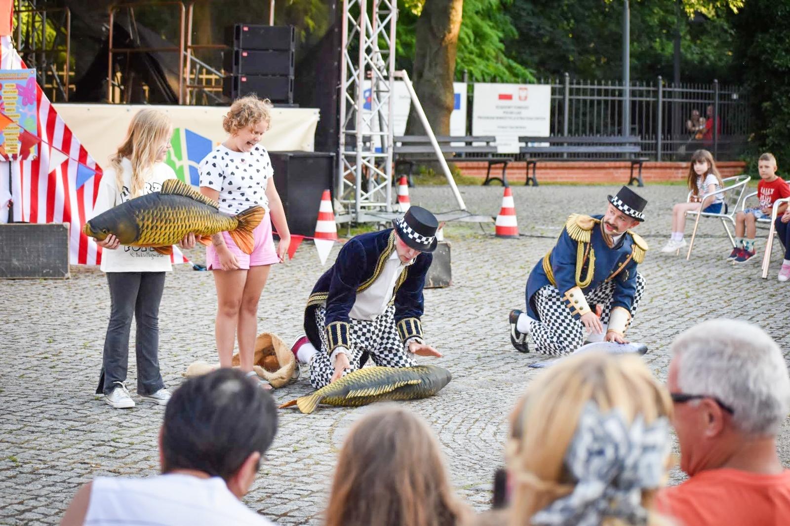 Zdjęcie w galerii na portalu naszraciborz.pl: Magia teatru na dziedzińcu Zamku Piastowskiego. Teatr Jednej Miny porwał najmłodszych widzów [WIDEO] wiadomości z regionu