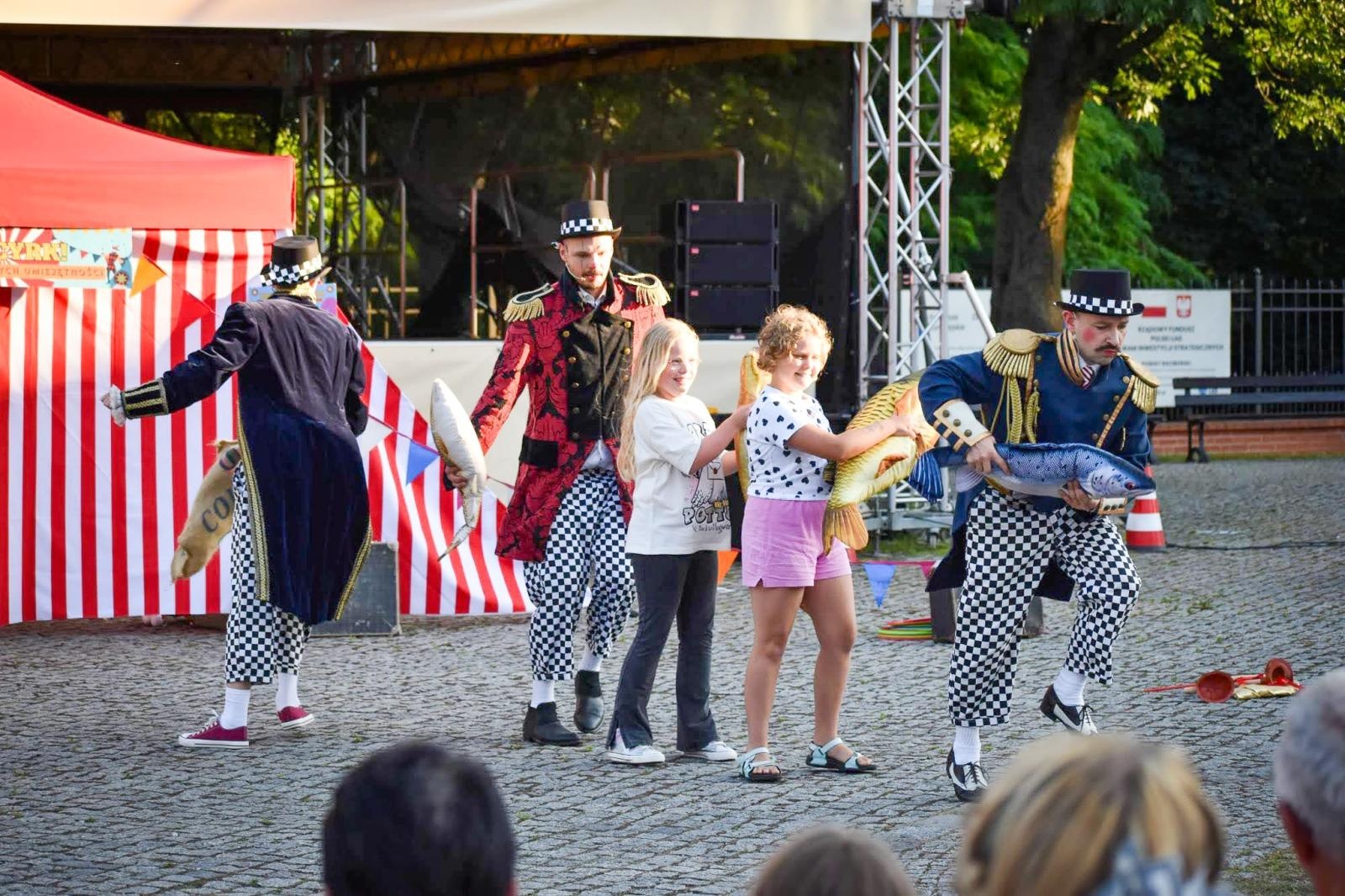 Zdjęcie w galerii na portalu naszraciborz.pl: Magia teatru na dziedzińcu Zamku Piastowskiego. Teatr Jednej Miny porwał najmłodszych widzów [WIDEO] wiadomości z regionu