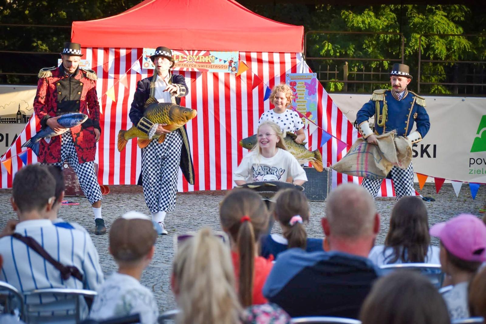 Zdjęcie w galerii na portalu naszraciborz.pl: Magia teatru na dziedzińcu Zamku Piastowskiego. Teatr Jednej Miny porwał najmłodszych widzów [WIDEO] wiadomości z regionu