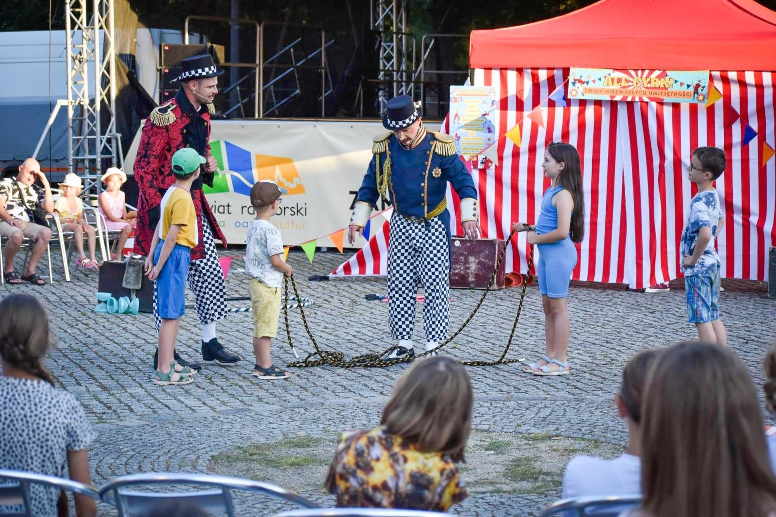 Zdjęcie w galerii na portalu naszraciborz.pl: Magia teatru na dziedzińcu Zamku Piastowskiego. Teatr Jednej Miny porwał najmłodszych widzów [WIDEO] wiadomości z regionu