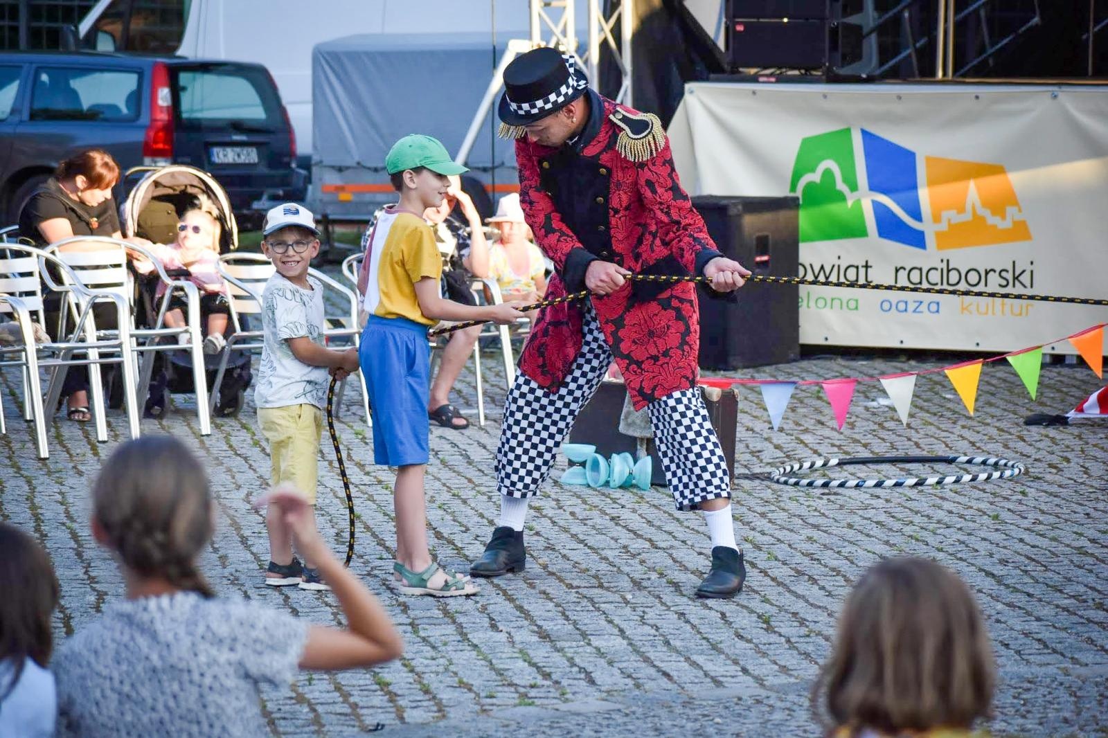 Zdjęcie w galerii na portalu naszraciborz.pl: Magia teatru na dziedzińcu Zamku Piastowskiego. Teatr Jednej Miny porwał najmłodszych widzów [WIDEO] wiadomości z regionu