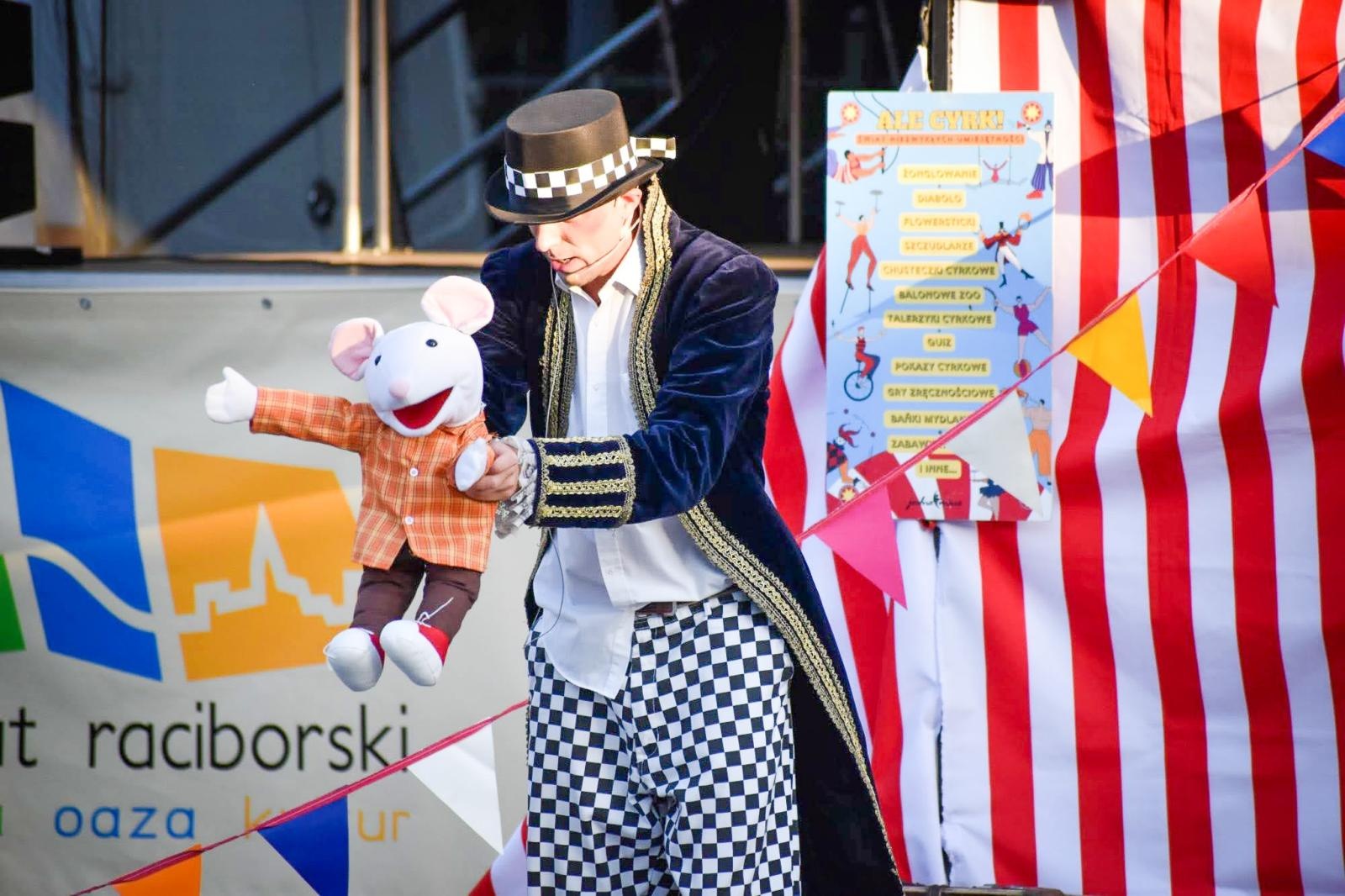 Zdjęcie w galerii na portalu naszraciborz.pl: Magia teatru na dziedzińcu Zamku Piastowskiego. Teatr Jednej Miny porwał najmłodszych widzów [WIDEO] wiadomości z regionu