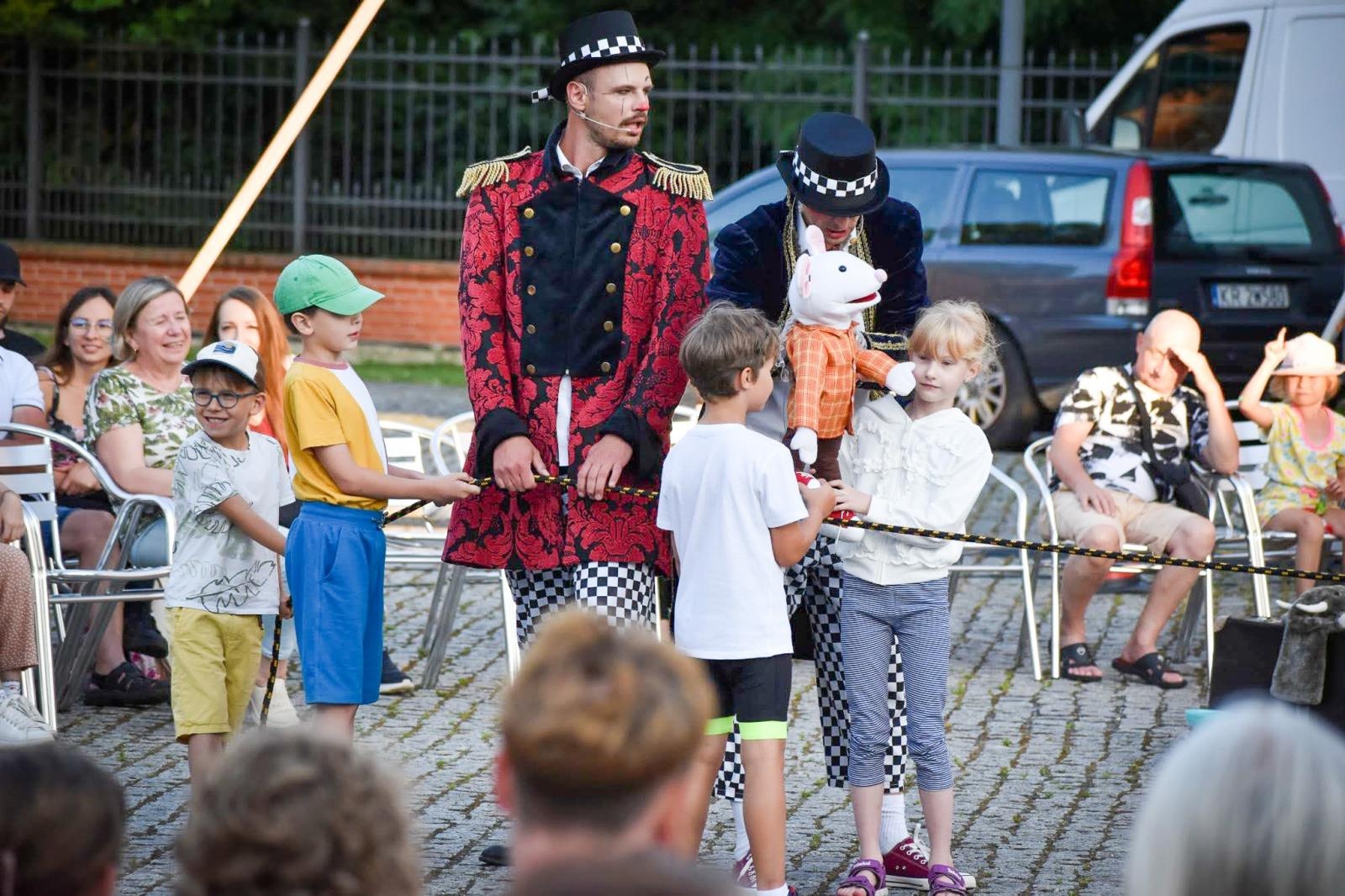 Zdjęcie w galerii na portalu naszraciborz.pl: Magia teatru na dziedzińcu Zamku Piastowskiego. Teatr Jednej Miny porwał najmłodszych widzów [WIDEO] wiadomości z regionu