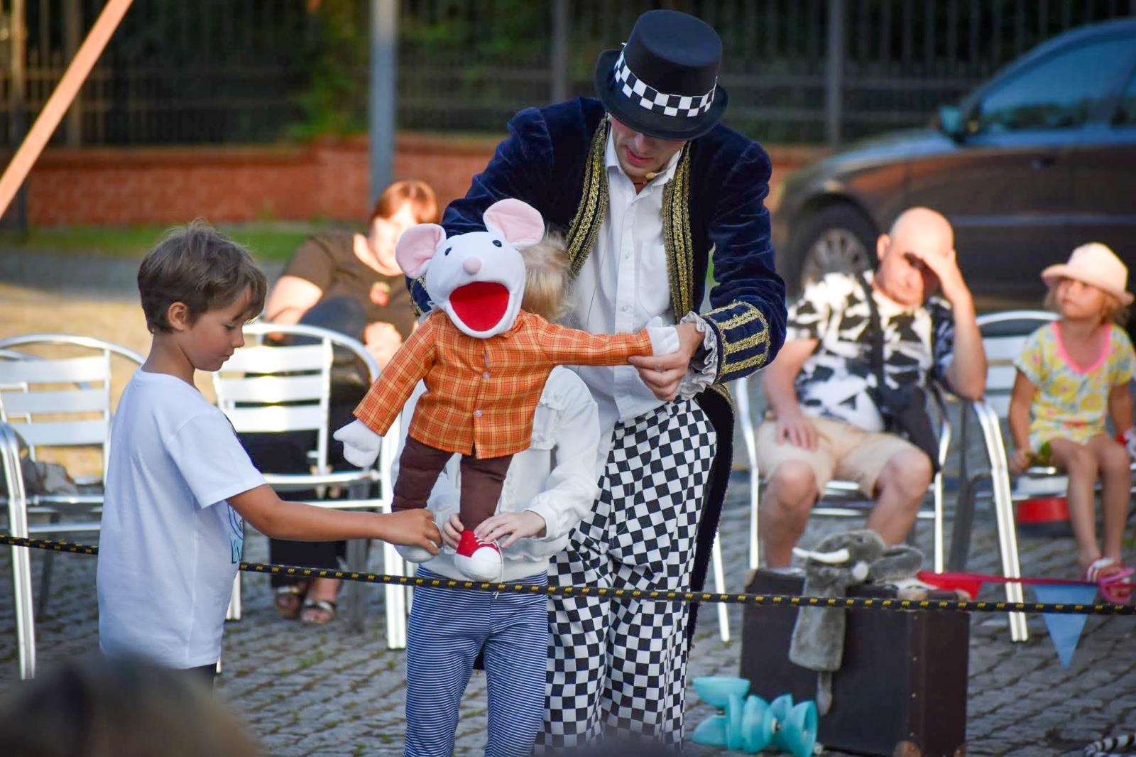 Zdjęcie w galerii na portalu naszraciborz.pl: Magia teatru na dziedzińcu Zamku Piastowskiego. Teatr Jednej Miny porwał najmłodszych widzów [WIDEO] wiadomości z regionu