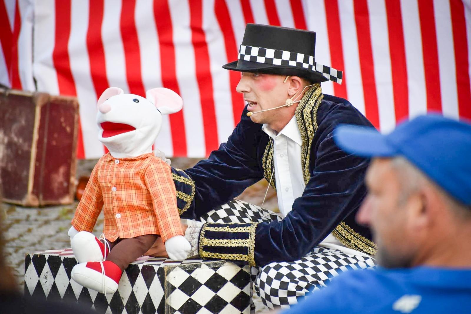 Zdjęcie w galerii na portalu naszraciborz.pl: Magia teatru na dziedzińcu Zamku Piastowskiego. Teatr Jednej Miny porwał najmłodszych widzów [WIDEO] wiadomości z regionu