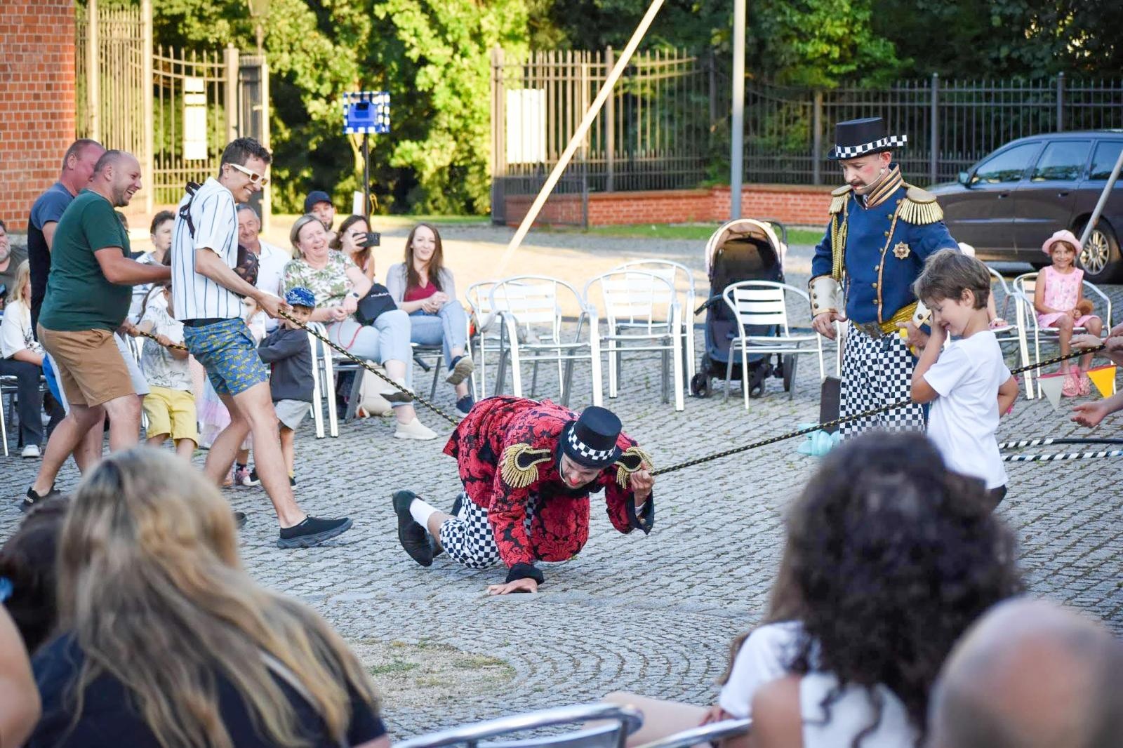 Zdjęcie w galerii na portalu naszraciborz.pl: Magia teatru na dziedzińcu Zamku Piastowskiego. Teatr Jednej Miny porwał najmłodszych widzów [WIDEO] wiadomości z regionu