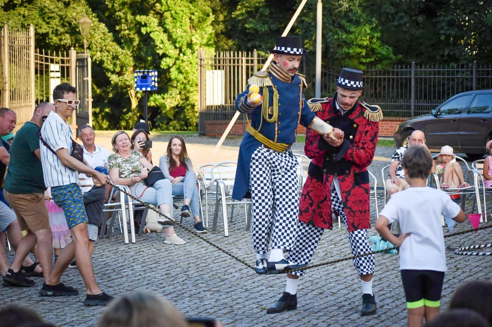 Zdjęcie w galerii na portalu naszraciborz.pl: Magia teatru na dziedzińcu Zamku Piastowskiego. Teatr Jednej Miny porwał najmłodszych widzów [WIDEO] wiadomości z regionu
