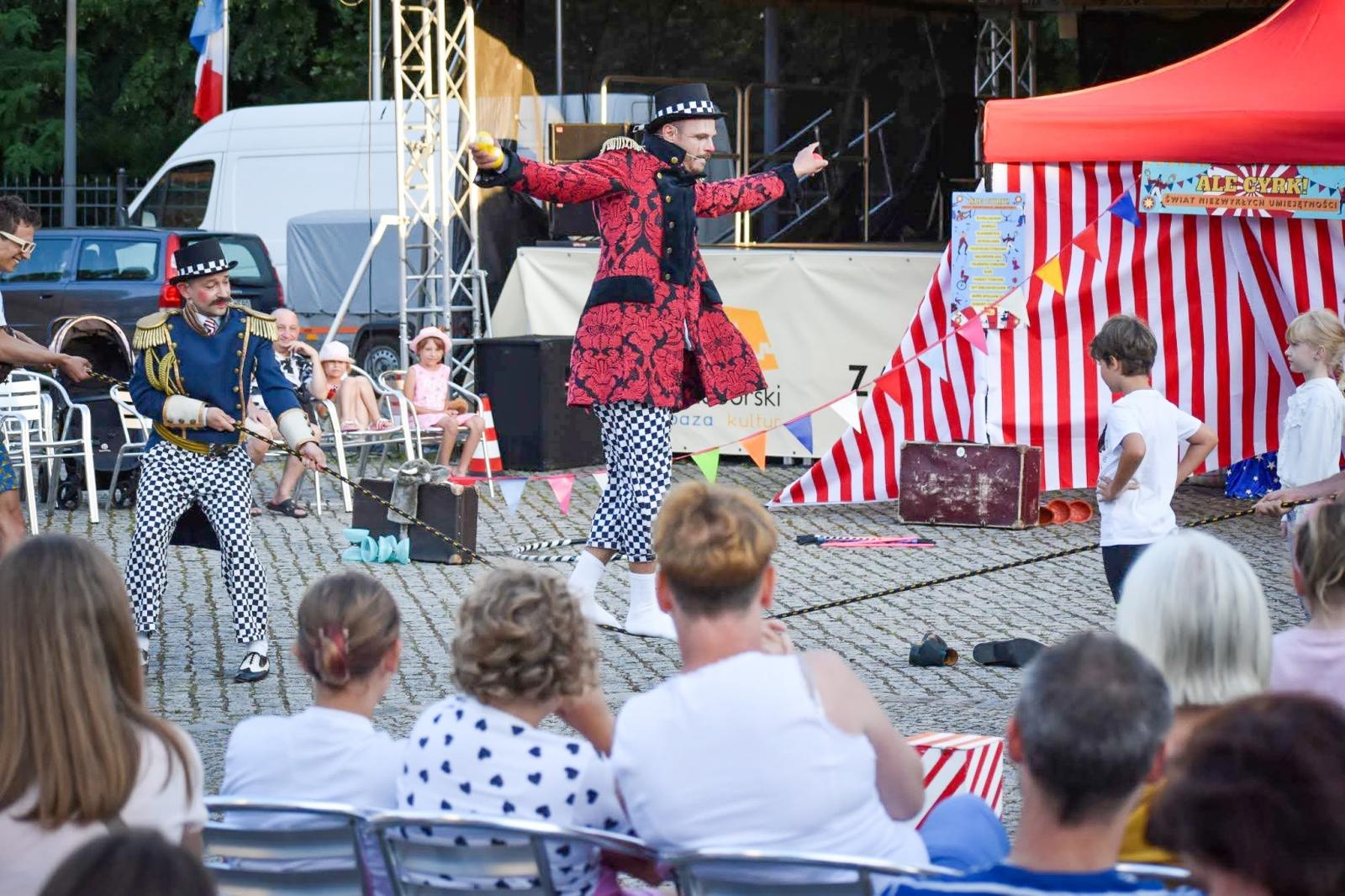 Zdjęcie w galerii na portalu naszraciborz.pl: Magia teatru na dziedzińcu Zamku Piastowskiego. Teatr Jednej Miny porwał najmłodszych widzów [WIDEO] wiadomości z regionu