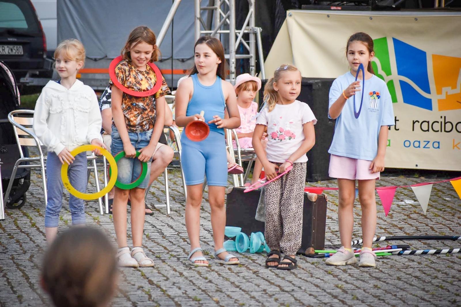 Zdjęcie w galerii na portalu naszraciborz.pl: Magia teatru na dziedzińcu Zamku Piastowskiego. Teatr Jednej Miny porwał najmłodszych widzów [WIDEO] wiadomości z regionu