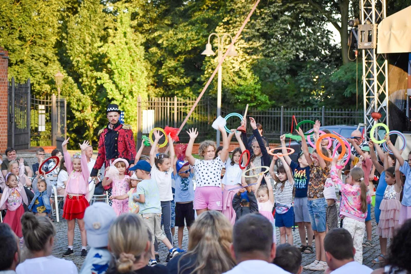 Zdjęcie w galerii na portalu naszraciborz.pl: Magia teatru na dziedzińcu Zamku Piastowskiego. Teatr Jednej Miny porwał najmłodszych widzów [WIDEO] wiadomości z regionu