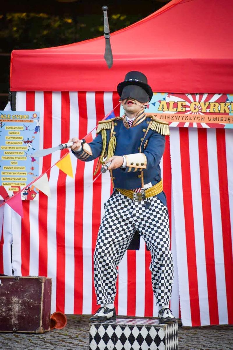 Zdjęcie w galerii na portalu naszraciborz.pl: Magia teatru na dziedzińcu Zamku Piastowskiego. Teatr Jednej Miny porwał najmłodszych widzów [WIDEO] wiadomości z regionu