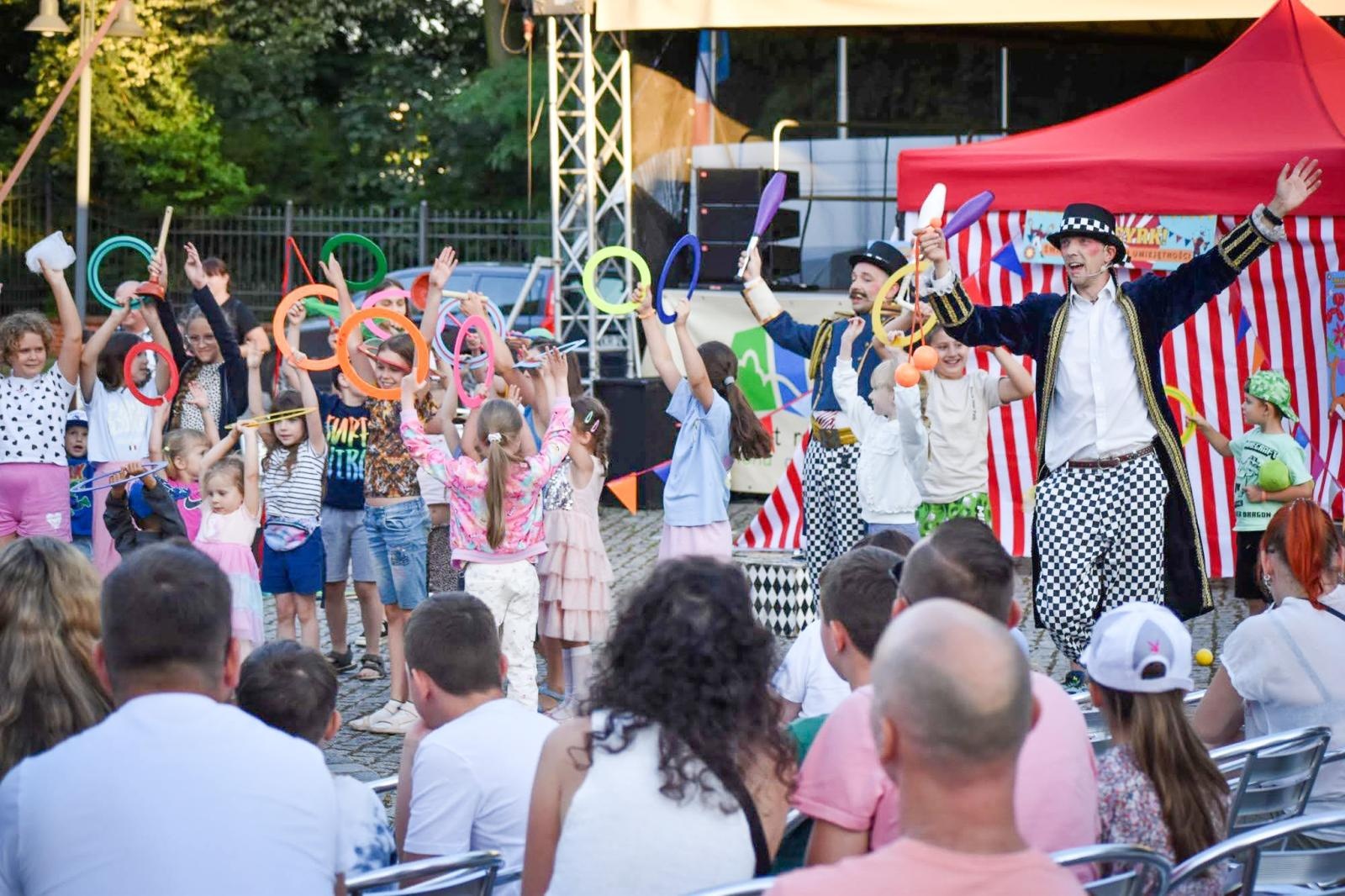 Zdjęcie w galerii na portalu naszraciborz.pl: Magia teatru na dziedzińcu Zamku Piastowskiego. Teatr Jednej Miny porwał najmłodszych widzów [WIDEO] wiadomości z regionu