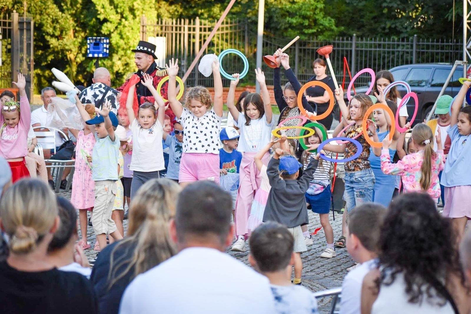 Zdjęcie w galerii na portalu naszraciborz.pl: Magia teatru na dziedzińcu Zamku Piastowskiego. Teatr Jednej Miny porwał najmłodszych widzów [WIDEO] wiadomości z regionu