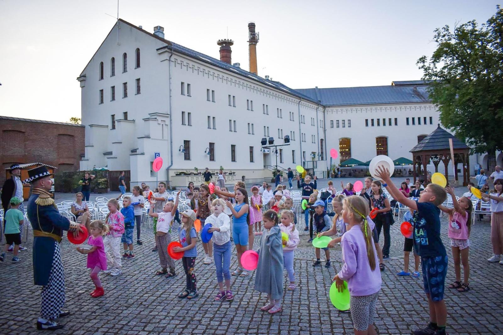 Zdjęcie w galerii na portalu naszraciborz.pl: Magia teatru na dziedzińcu Zamku Piastowskiego. Teatr Jednej Miny porwał najmłodszych widzów [WIDEO] wiadomości z regionu