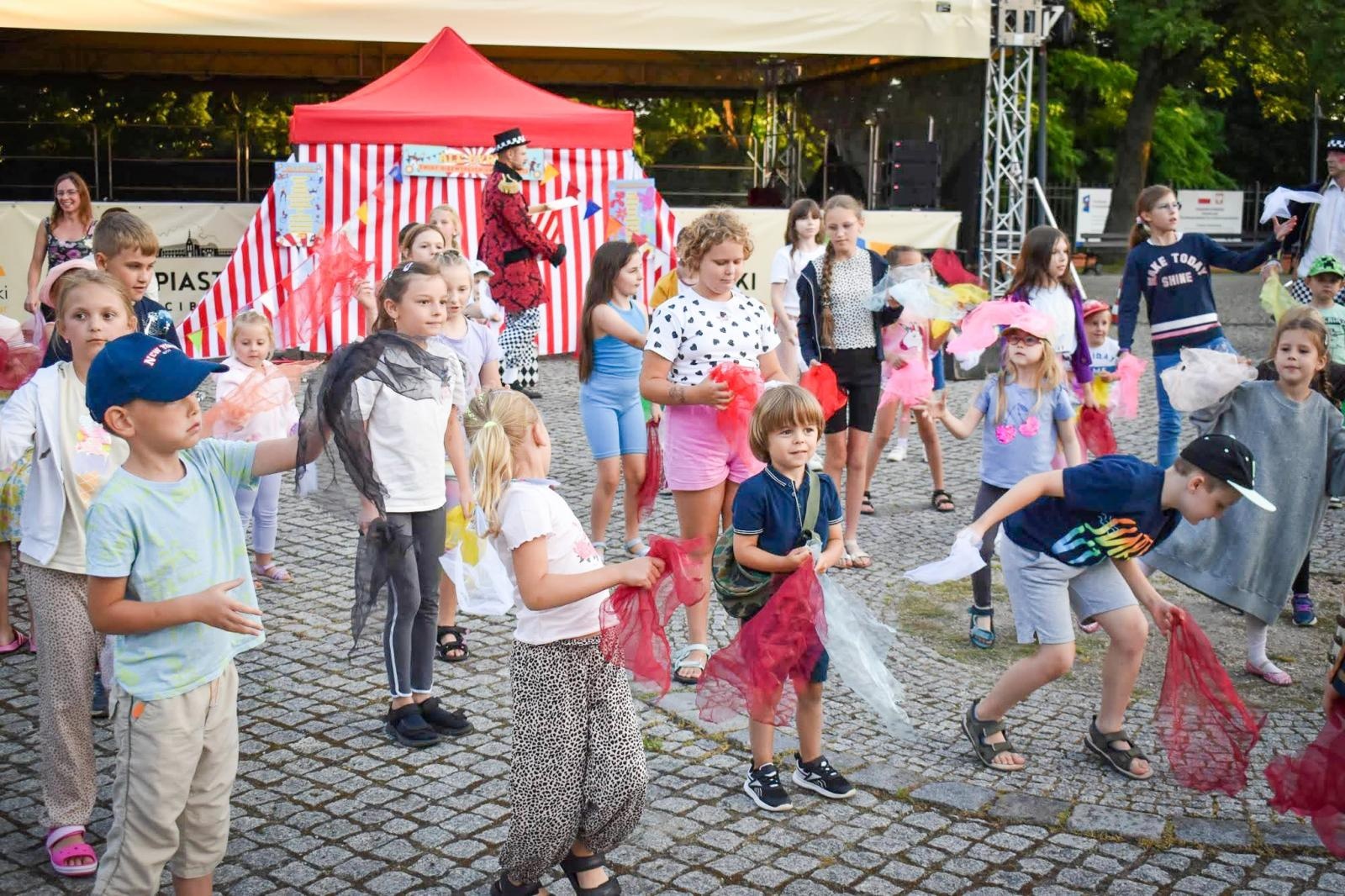 Zdjęcie w galerii na portalu naszraciborz.pl: Magia teatru na dziedzińcu Zamku Piastowskiego. Teatr Jednej Miny porwał najmłodszych widzów [WIDEO] wiadomości z regionu