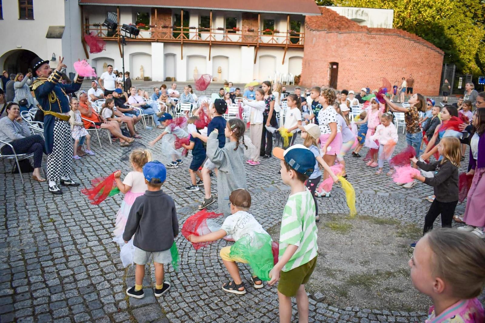 Zdjęcie w galerii na portalu naszraciborz.pl: Magia teatru na dziedzińcu Zamku Piastowskiego. Teatr Jednej Miny porwał najmłodszych widzów [WIDEO] wiadomości z regionu
