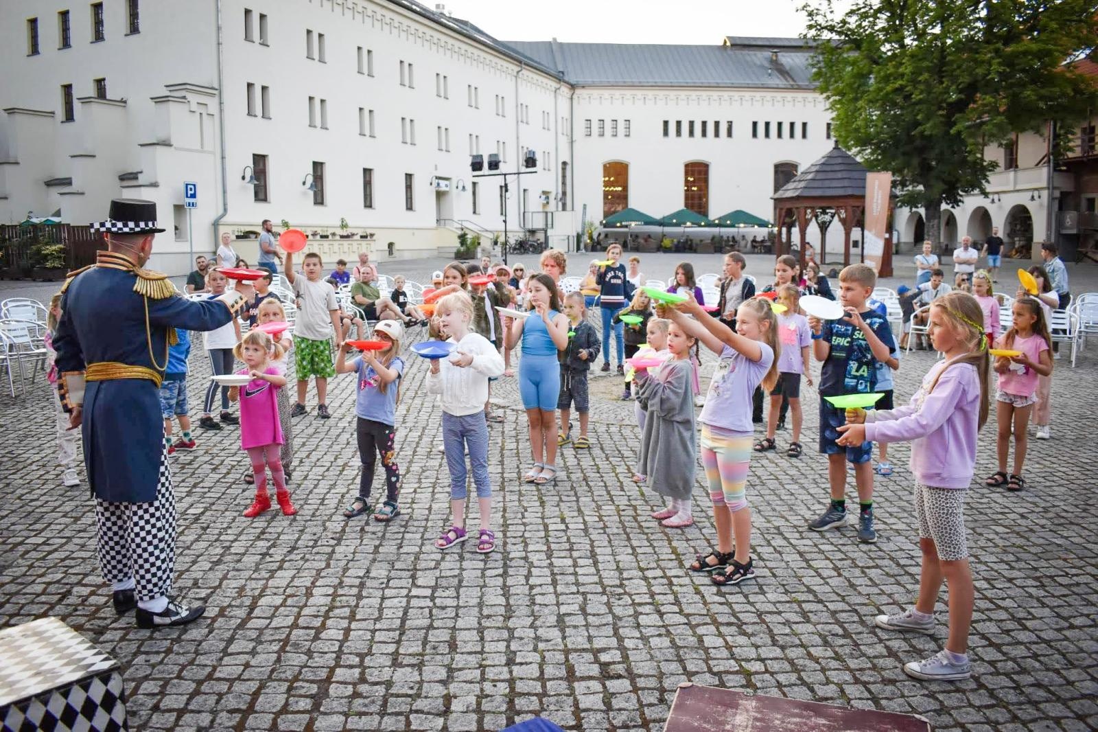 Zdjęcie w galerii na portalu naszraciborz.pl: Magia teatru na dziedzińcu Zamku Piastowskiego. Teatr Jednej Miny porwał najmłodszych widzów [WIDEO] wiadomości z regionu