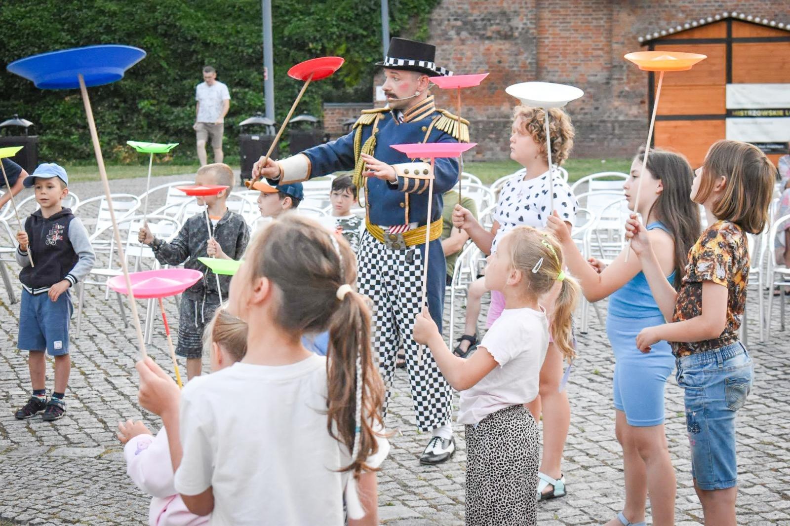 Zdjęcie w galerii na portalu naszraciborz.pl: Magia teatru na dziedzińcu Zamku Piastowskiego. Teatr Jednej Miny porwał najmłodszych widzów [WIDEO] wiadomości z regionu