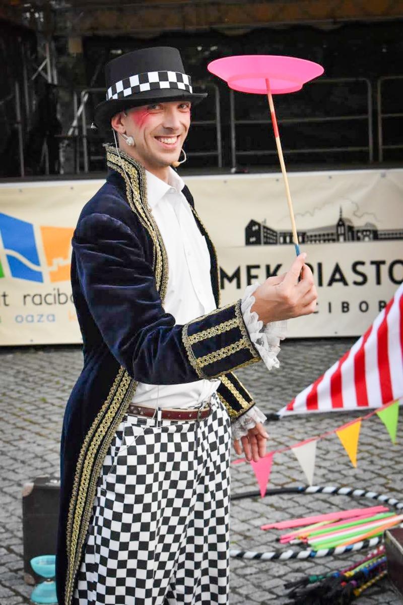 Zdjęcie w galerii na portalu naszraciborz.pl: Magia teatru na dziedzińcu Zamku Piastowskiego. Teatr Jednej Miny porwał najmłodszych widzów [WIDEO] wiadomości z regionu