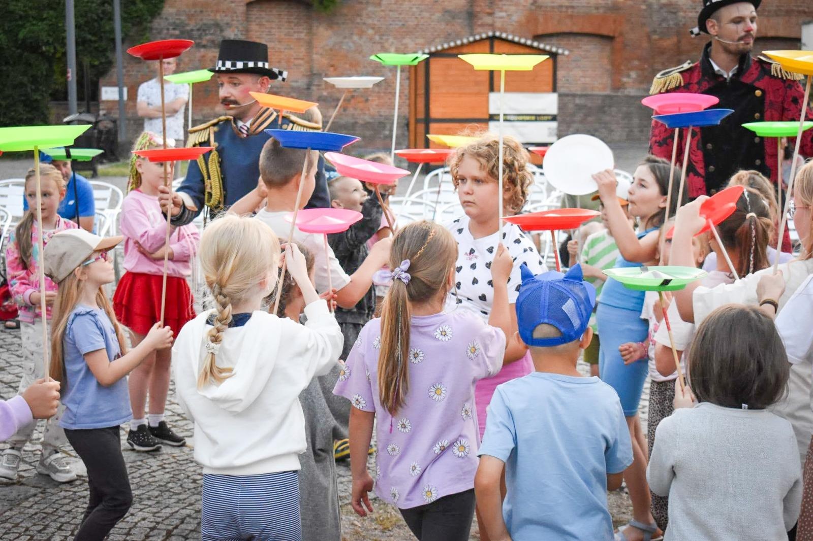Zdjęcie w galerii na portalu naszraciborz.pl: Magia teatru na dziedzińcu Zamku Piastowskiego. Teatr Jednej Miny porwał najmłodszych widzów [WIDEO] wiadomości z regionu