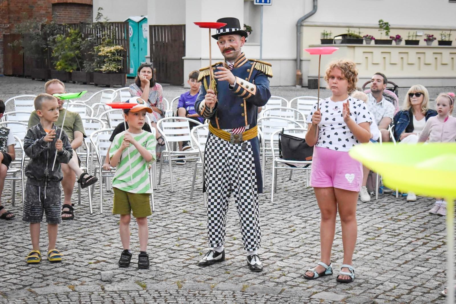 Zdjęcie w galerii na portalu naszraciborz.pl: Magia teatru na dziedzińcu Zamku Piastowskiego. Teatr Jednej Miny porwał najmłodszych widzów [WIDEO] wiadomości z regionu