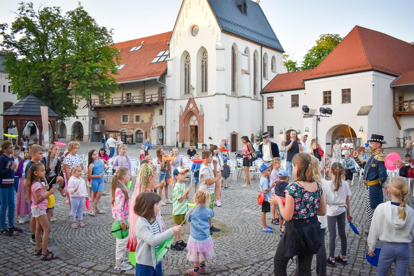 Zdjęcie w galerii na portalu naszraciborz.pl: Magia teatru na dziedzińcu Zamku Piastowskiego. Teatr Jednej Miny porwał najmłodszych widzów [WIDEO] wiadomości z regionu