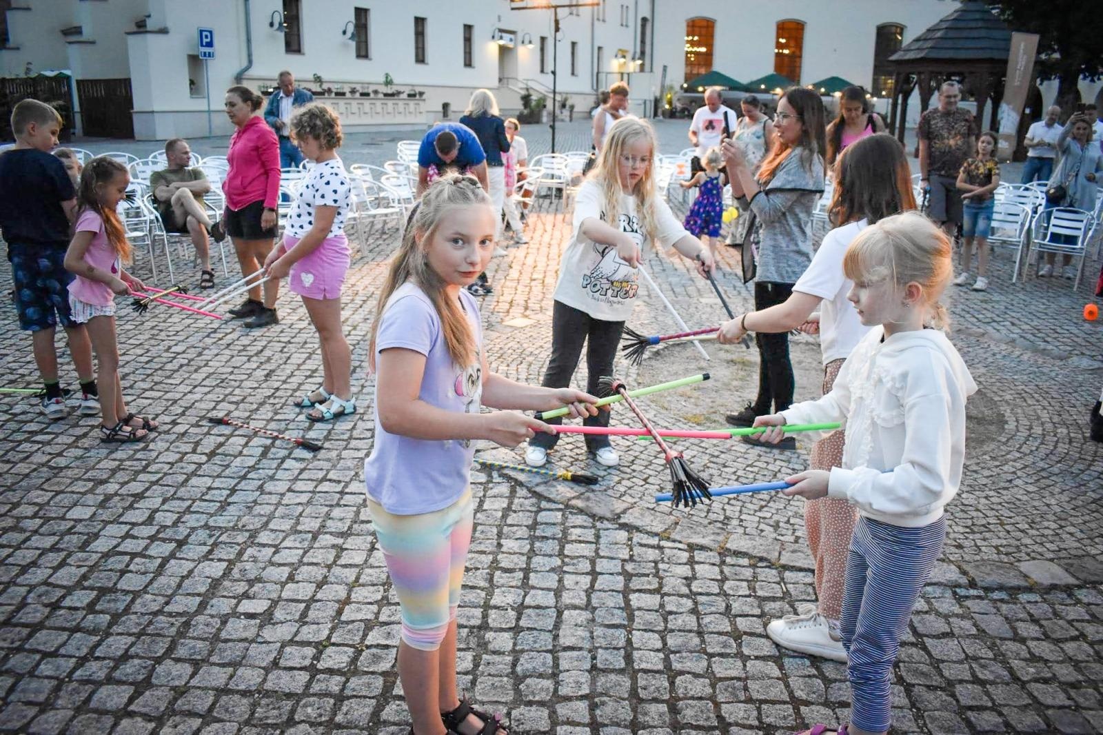 Zdjęcie w galerii na portalu naszraciborz.pl: Magia teatru na dziedzińcu Zamku Piastowskiego. Teatr Jednej Miny porwał najmłodszych widzów [WIDEO] wiadomości z regionu