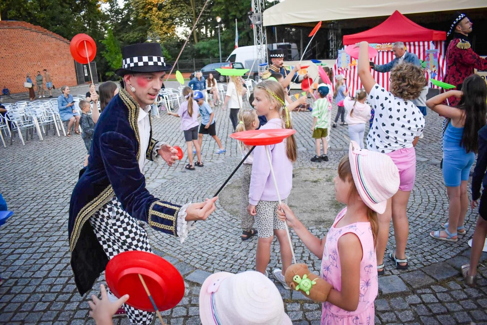 Zdjęcie w galerii na portalu naszraciborz.pl: Magia teatru na dziedzińcu Zamku Piastowskiego. Teatr Jednej Miny porwał najmłodszych widzów [WIDEO] wiadomości z regionu