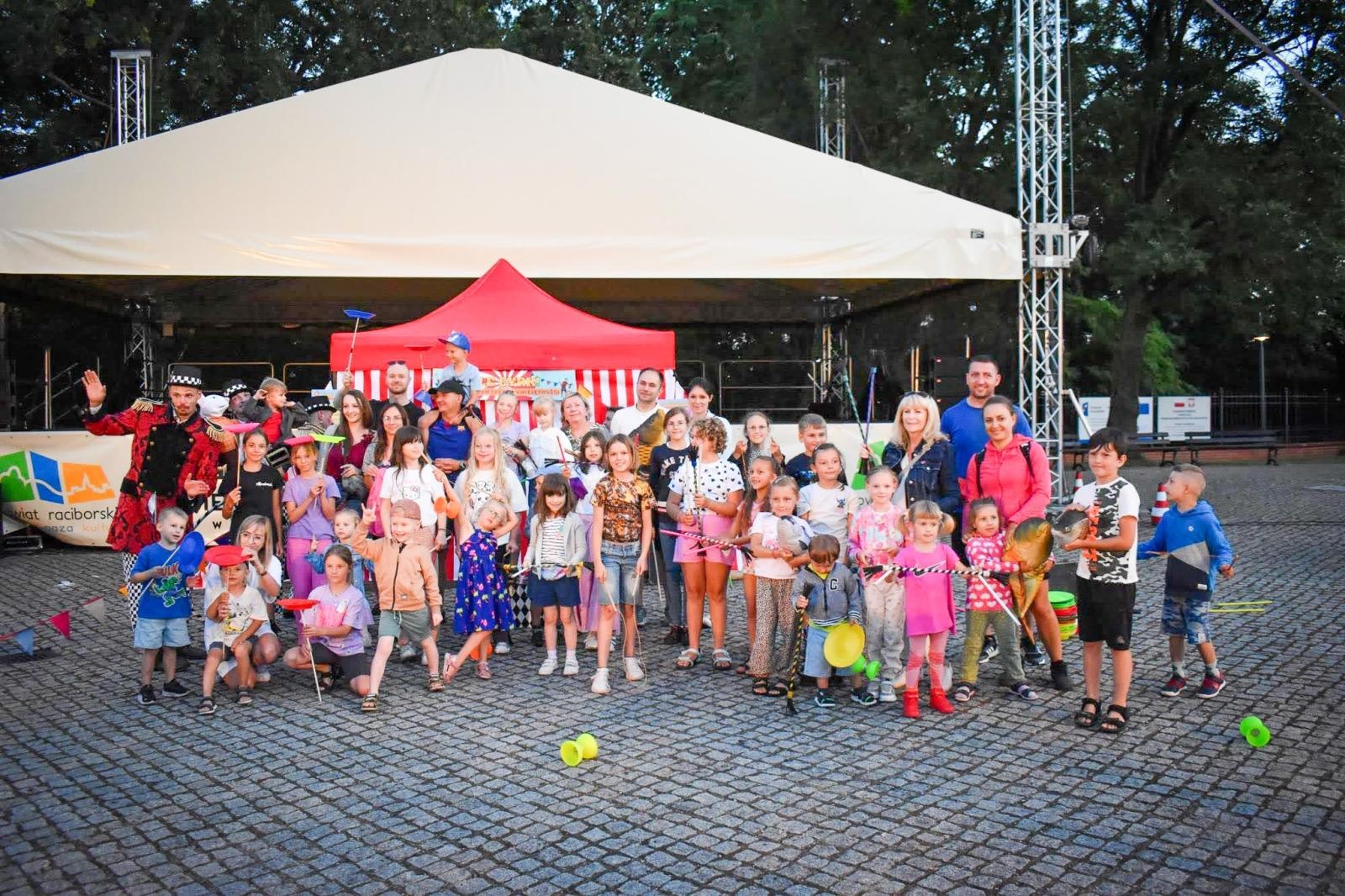 Zdjęcie w galerii na portalu naszraciborz.pl: Magia teatru na dziedzińcu Zamku Piastowskiego. Teatr Jednej Miny porwał najmłodszych widzów [WIDEO] wiadomości z regionu