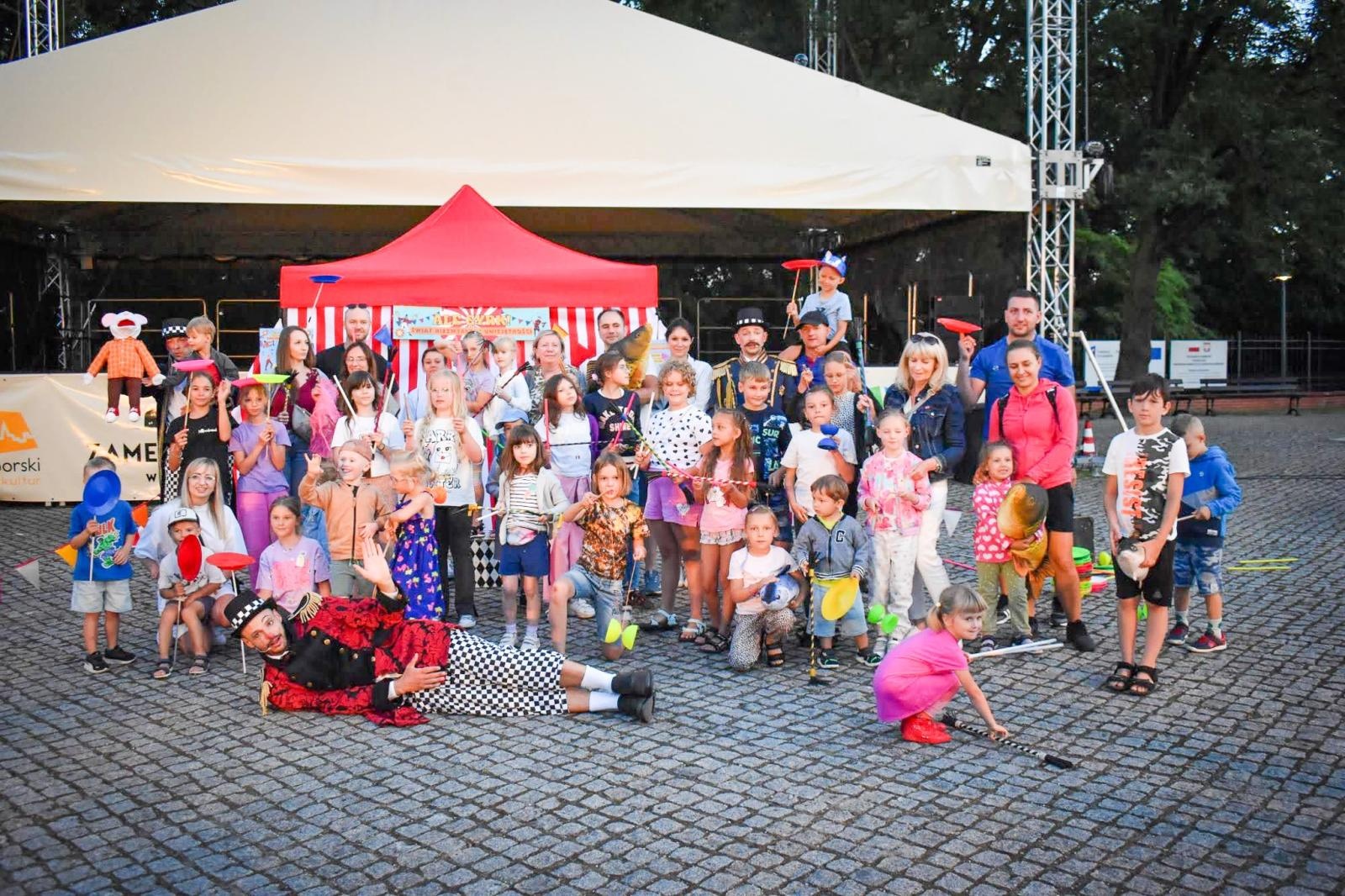Zdjęcie w galerii na portalu naszraciborz.pl: Magia teatru na dziedzińcu Zamku Piastowskiego. Teatr Jednej Miny porwał najmłodszych widzów [WIDEO] wiadomości z regionu