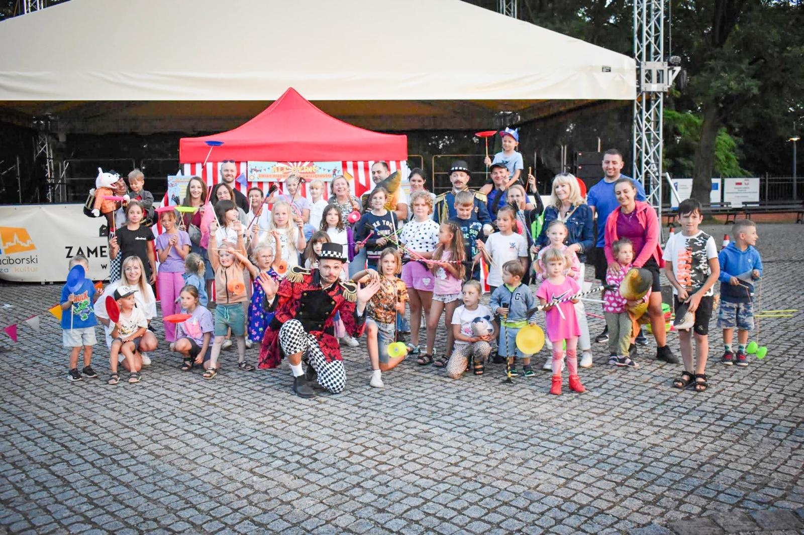 Zdjęcie w galerii na portalu naszraciborz.pl: Magia teatru na dziedzińcu Zamku Piastowskiego. Teatr Jednej Miny porwał najmłodszych widzów [WIDEO] wiadomości z regionu