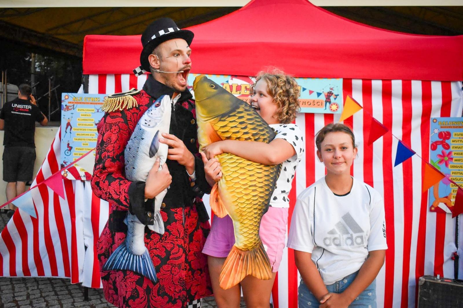 Zdjęcie w galerii na portalu naszraciborz.pl: Magia teatru na dziedzińcu Zamku Piastowskiego. Teatr Jednej Miny porwał najmłodszych widzów [WIDEO] wiadomości z regionu