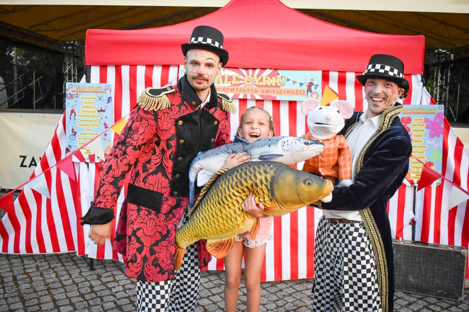 Zdjęcie w galerii na portalu naszraciborz.pl: Magia teatru na dziedzińcu Zamku Piastowskiego. Teatr Jednej Miny porwał najmłodszych widzów [WIDEO] wiadomości z regionu