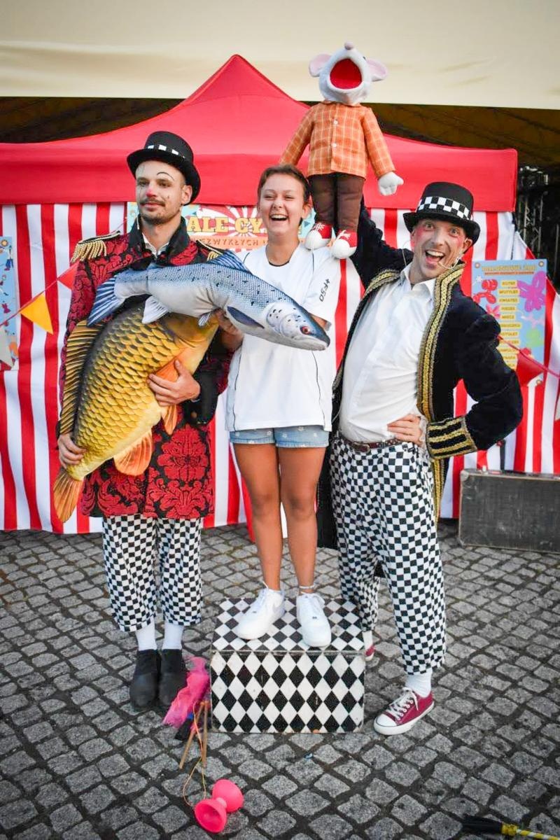 Zdjęcie w galerii na portalu naszraciborz.pl: Magia teatru na dziedzińcu Zamku Piastowskiego. Teatr Jednej Miny porwał najmłodszych widzów [WIDEO] wiadomości z regionu