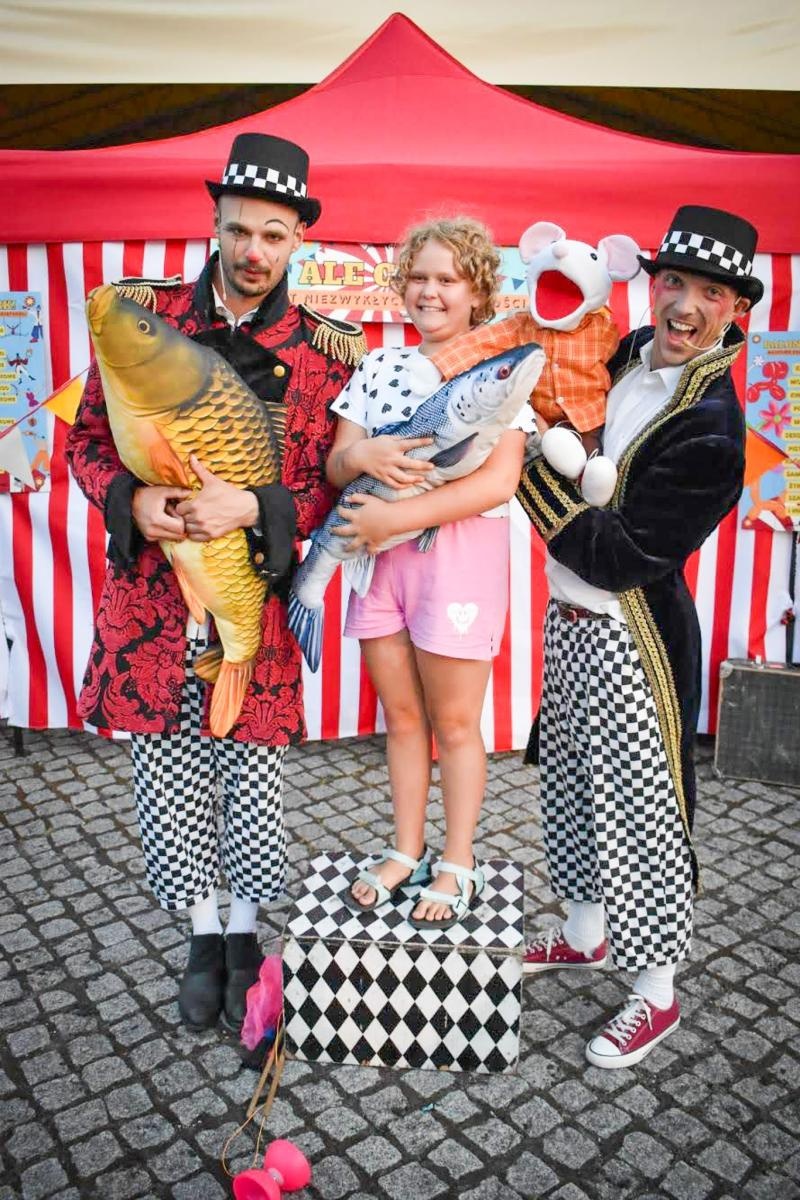 Zdjęcie w galerii na portalu naszraciborz.pl: Magia teatru na dziedzińcu Zamku Piastowskiego. Teatr Jednej Miny porwał najmłodszych widzów [WIDEO] wiadomości z regionu